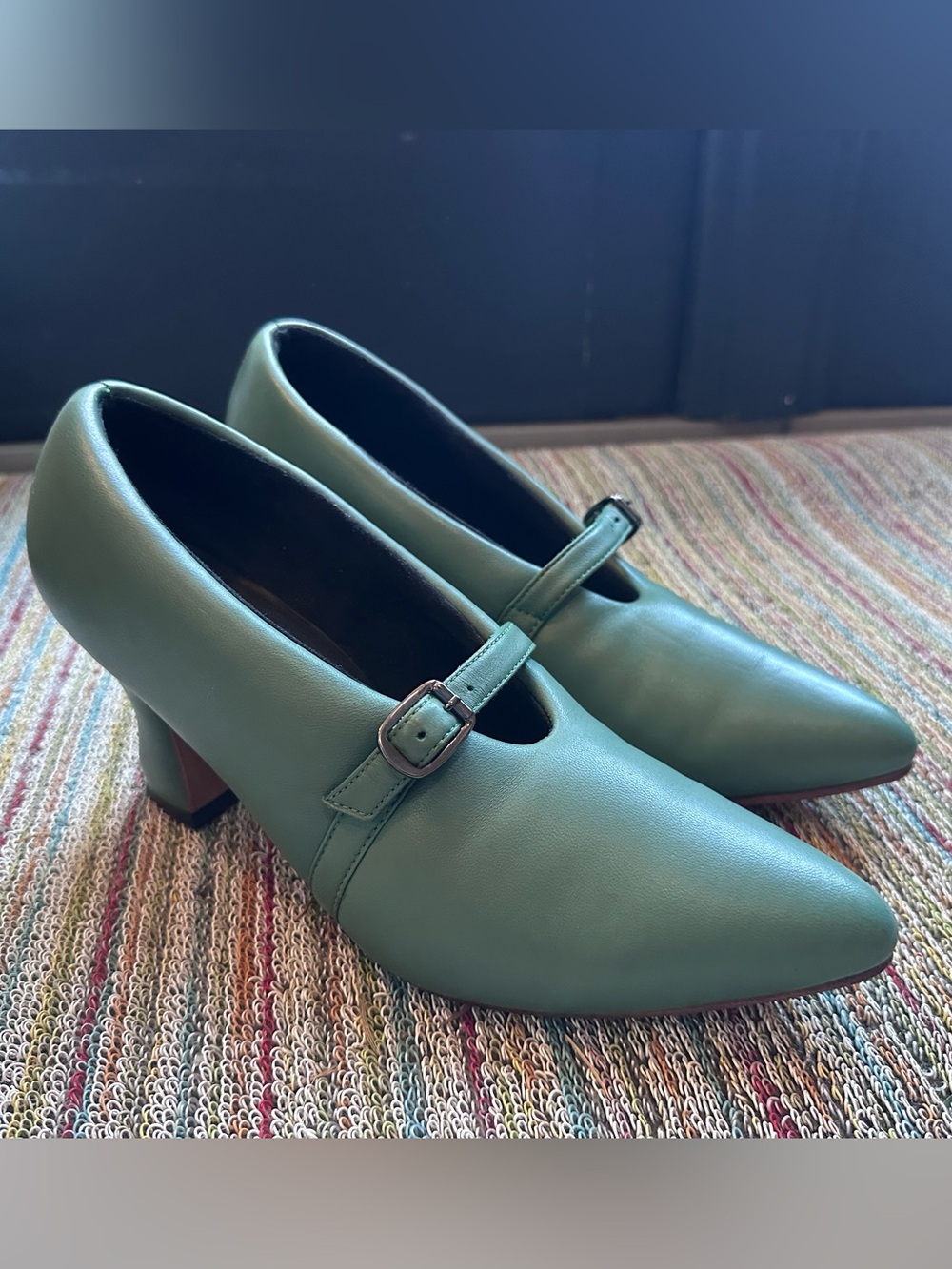 Fluevog LIKE NEW Poser Kit green puffy minimalist pumps w/ buckle-8 (fits 7.5)